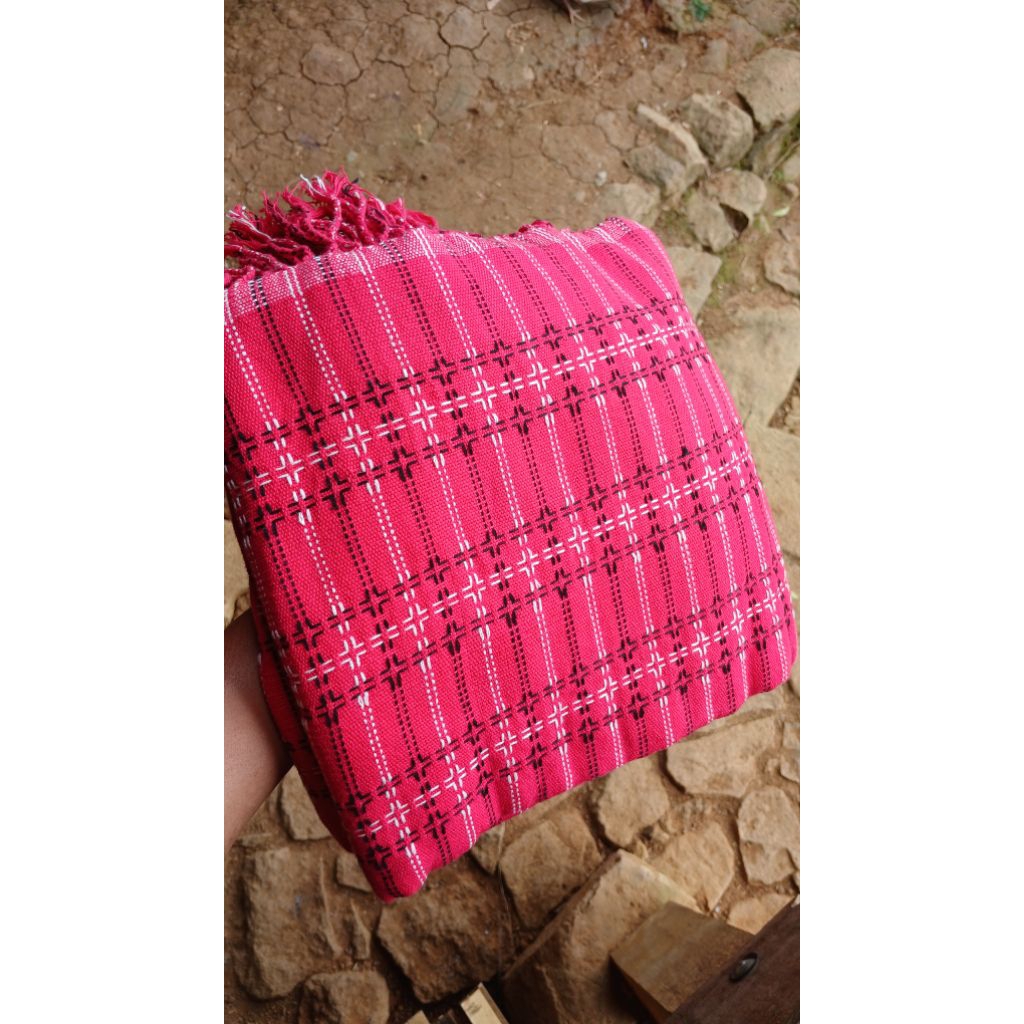 kain tenun tradisional baduy,warna merah fanta