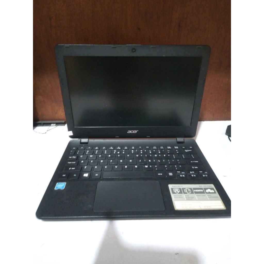 Notebook Acer ES-131 masih lengkap mati total.