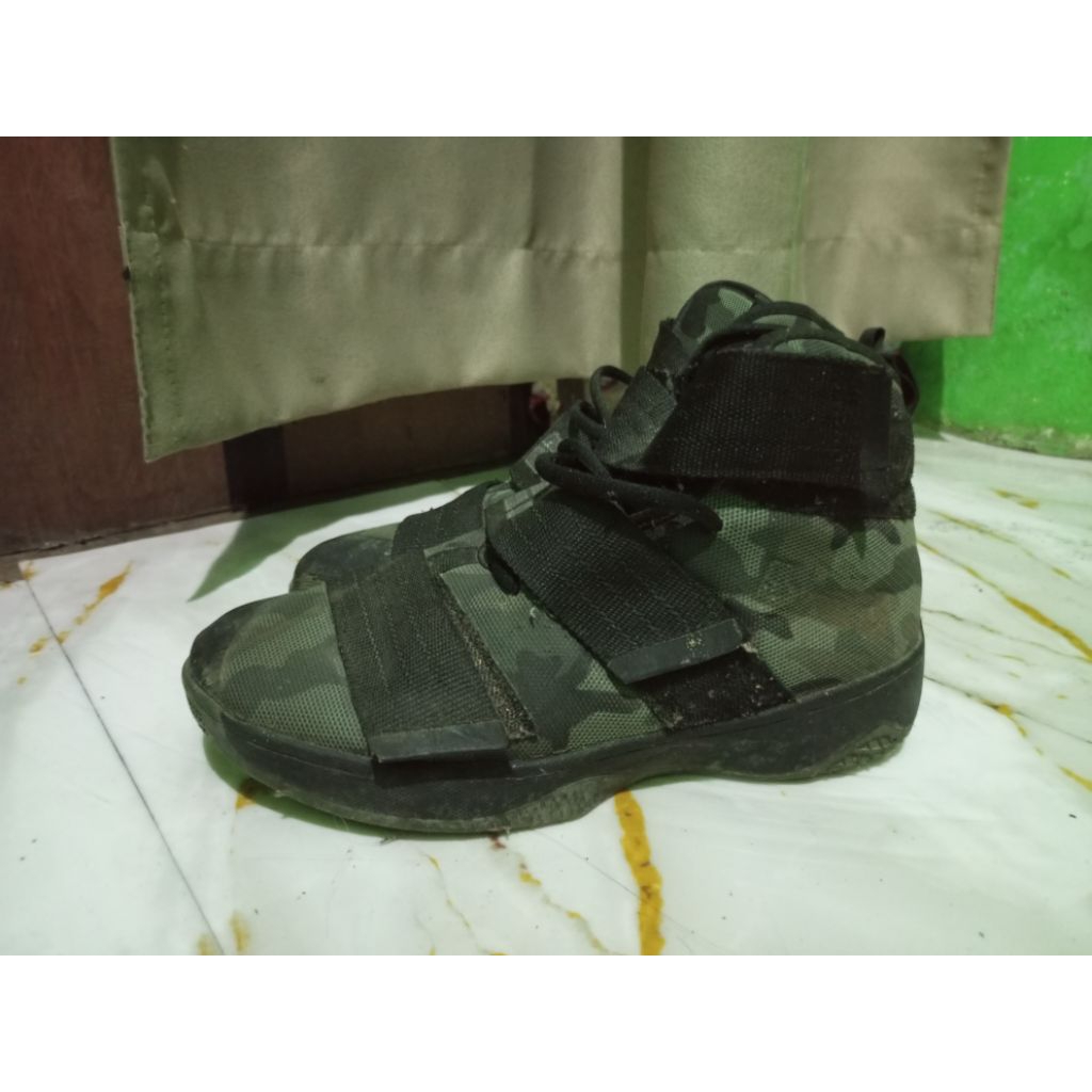 sepatu second basket Nike LeBron Soldier 10 camo.