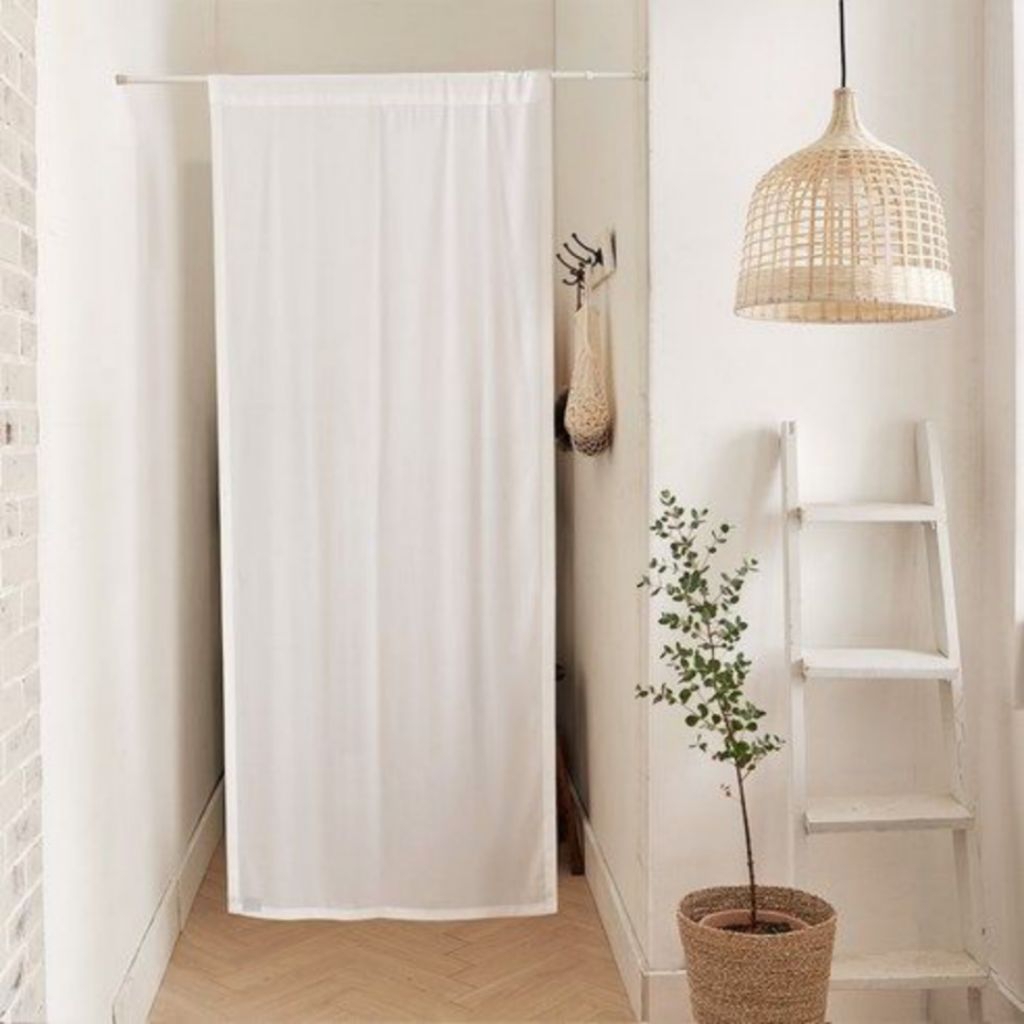 tirai pembatas ruangan