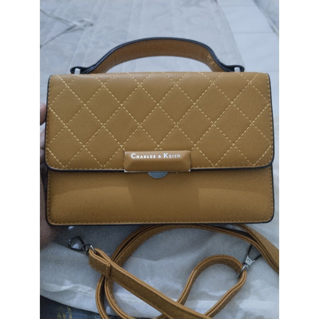 Tas selempang merk Charles & Keith