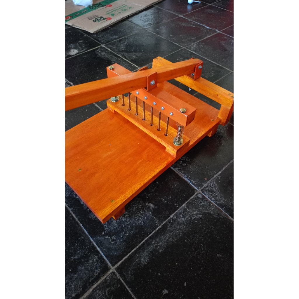 Alat pelubang plastik tempe jarum pisau