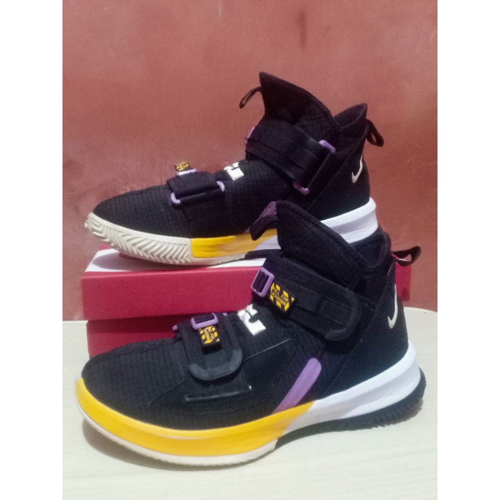 sepatu basket second size 43