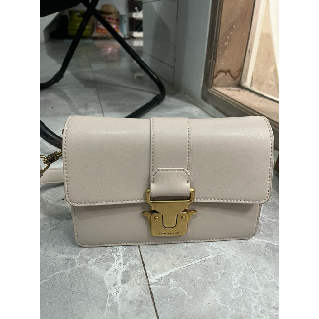Preloved tas CHARLES & KEITH original 100%
