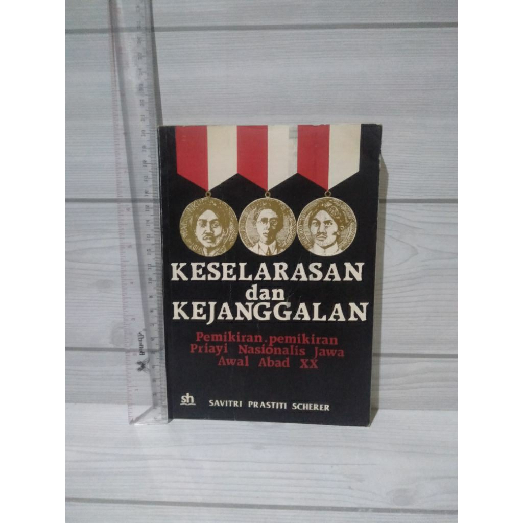 Keselarasan Dan Kejanggalan By Savitri Prastiti S
