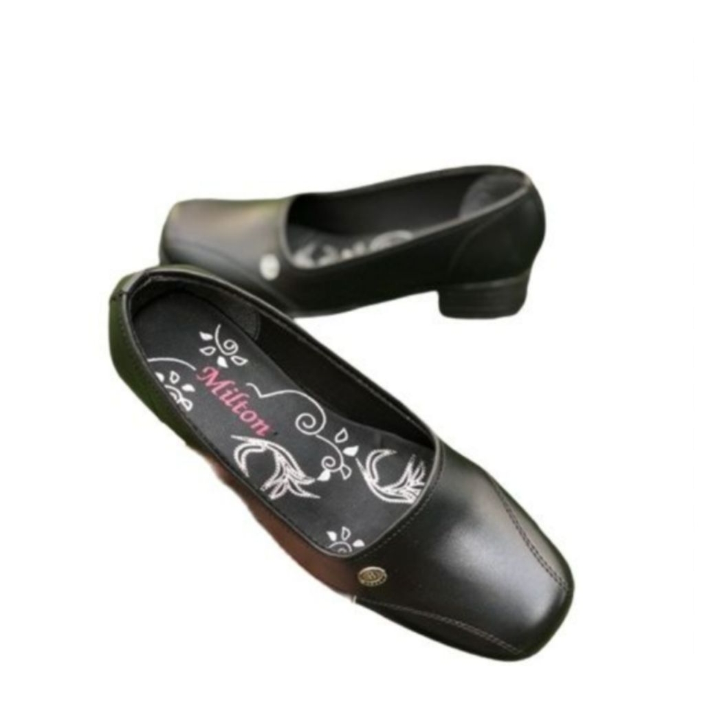 Sepatu pentopel milton