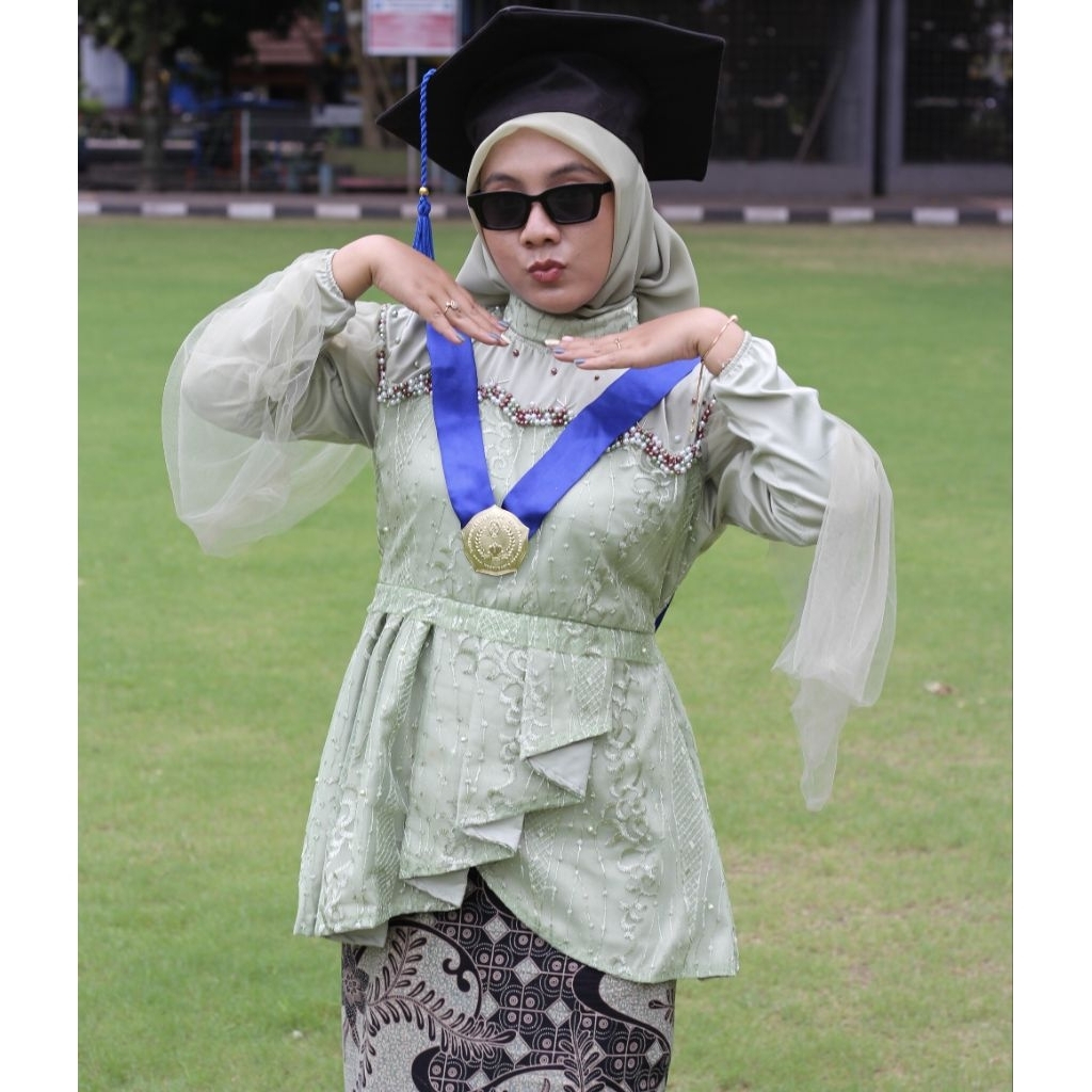 PRELOVED - Kebaya Wisuda Set Kebaya Payet