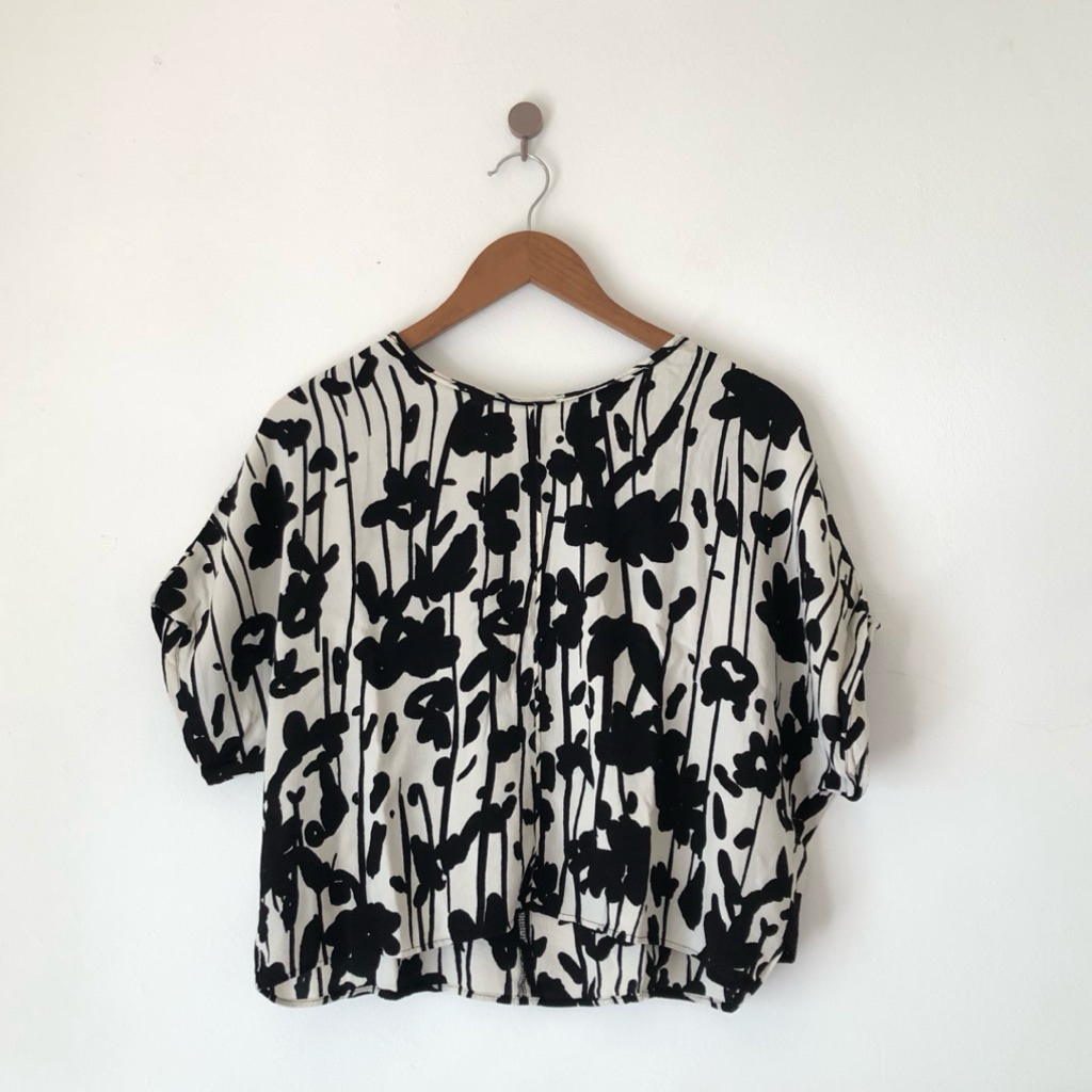 [preloved] ZARA BASIC - Atasan Blus Crop Layer Lengan Pendek Motif Bunga Hitam Putih