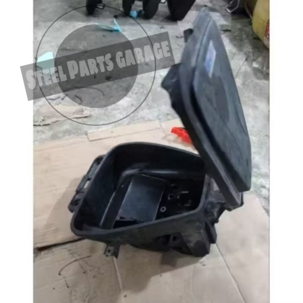 Bok helm box bagasi jok Scoopy Karbu Copotan Original.