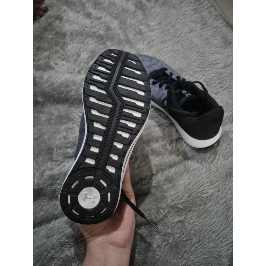 Sepatu Running Under Armour