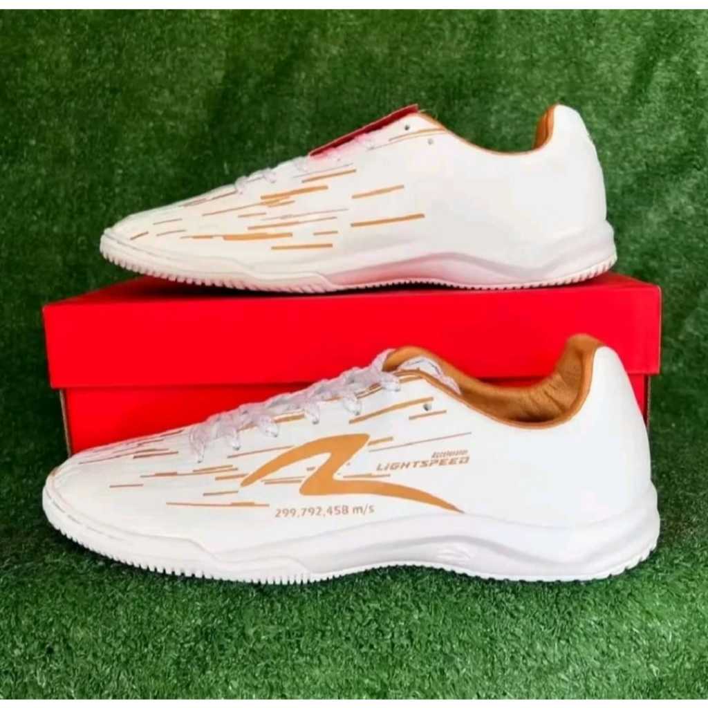SPECS Sepatu Futsal Specs Lightspeed Reborn White Gold Premium Sepatu Futsal Ringan Nyaman Elegen Pr
