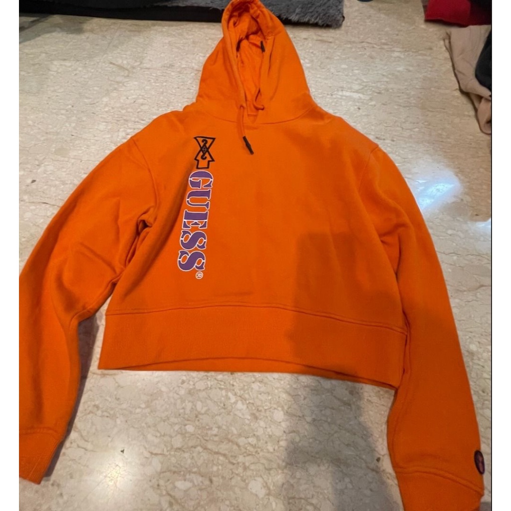 HOODIE CROP ORANGE GUESS X 88RISING – KOLABORASI HEAD IN THE CLOUDS TOUR