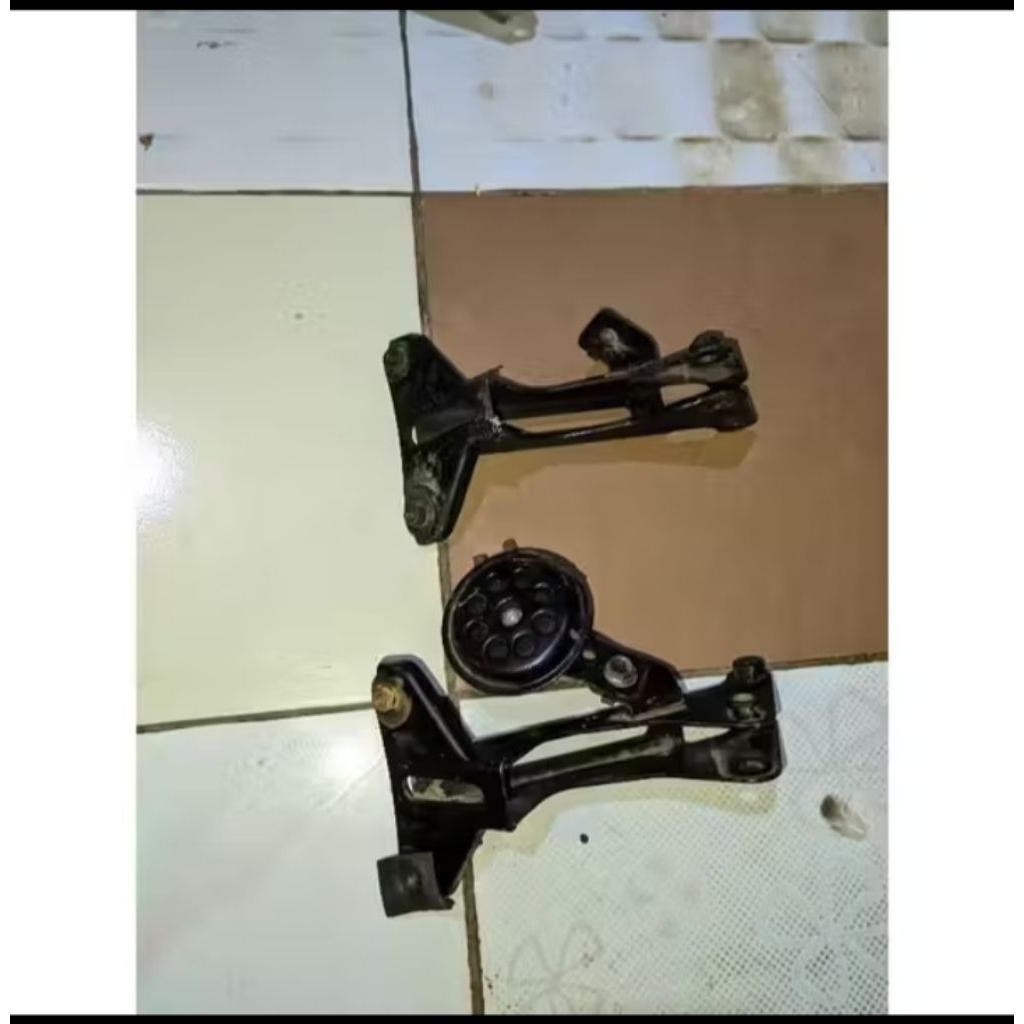 breaket dudukan tameng beat karbu original copotan
