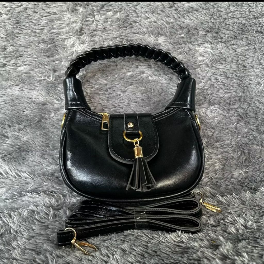 tas slempang wanita hitam