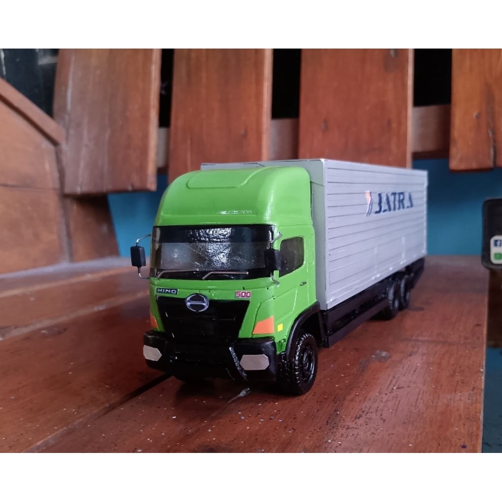 Miniatur truk Hino Box