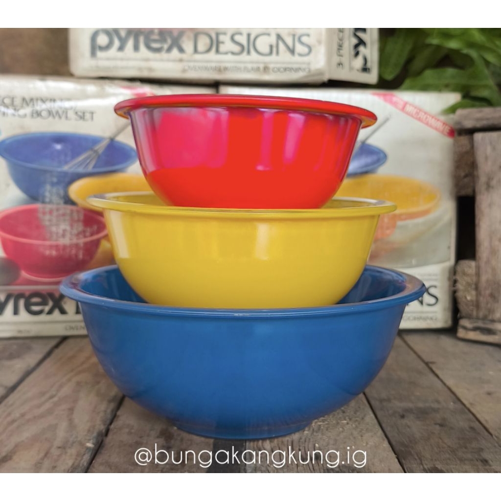 Casserole pyrex USA NOS mixing / serving bowl set