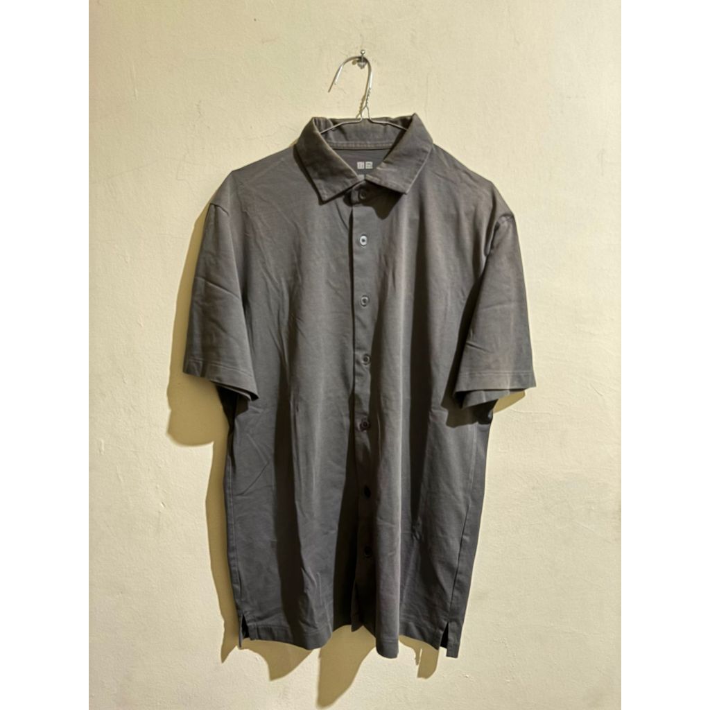 Kemeja uniqlo Airism Size M - Preloved