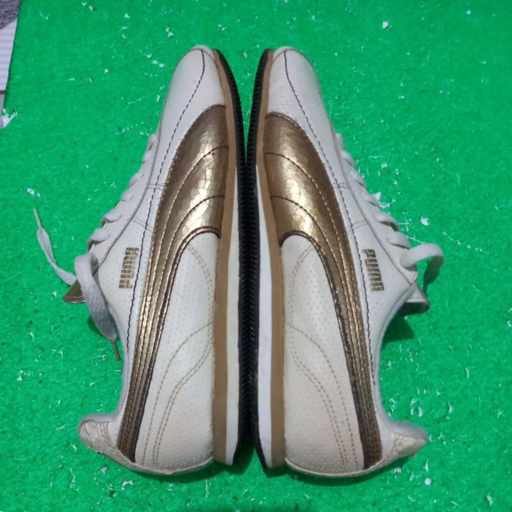Sepatu preloved sneaker Puma putih emas