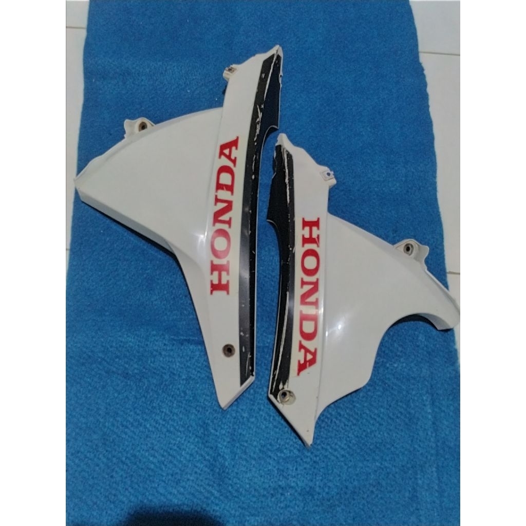 Undercowl fairing bawah kanan kiri Honda CBR 150r F1 k45a lokal putih original