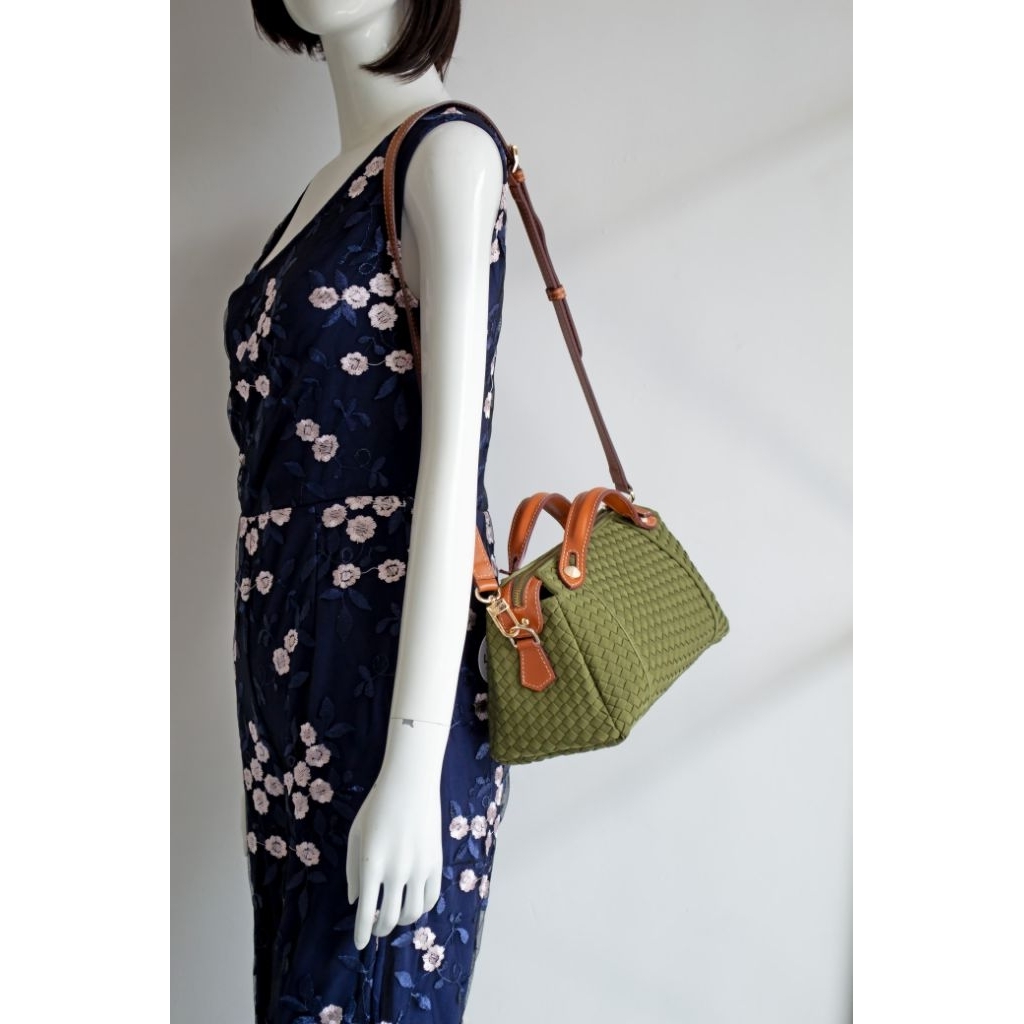 Linette byley/ tas selempang anyam / tas anyam