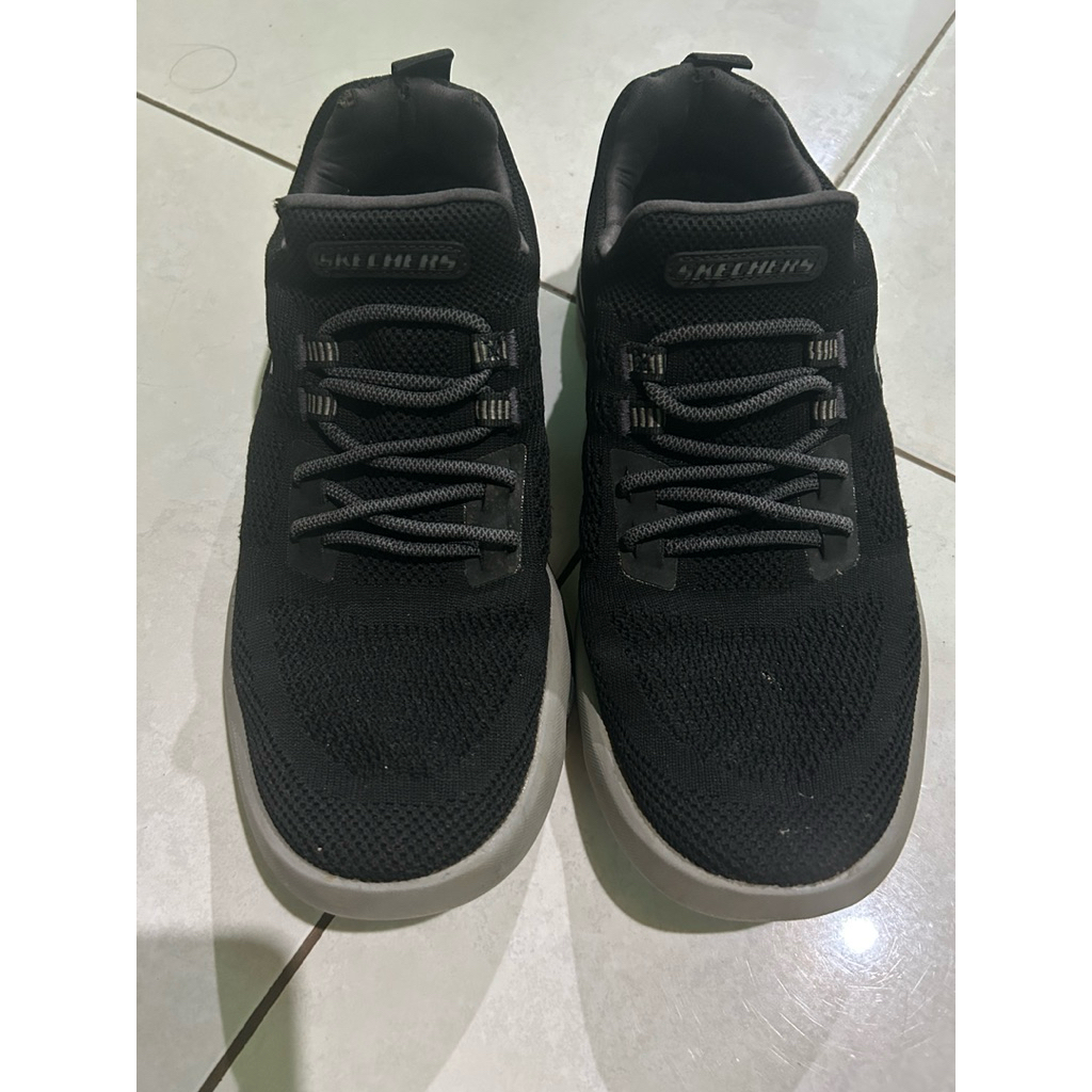 Sepatu sneakers merk Skechers Original
