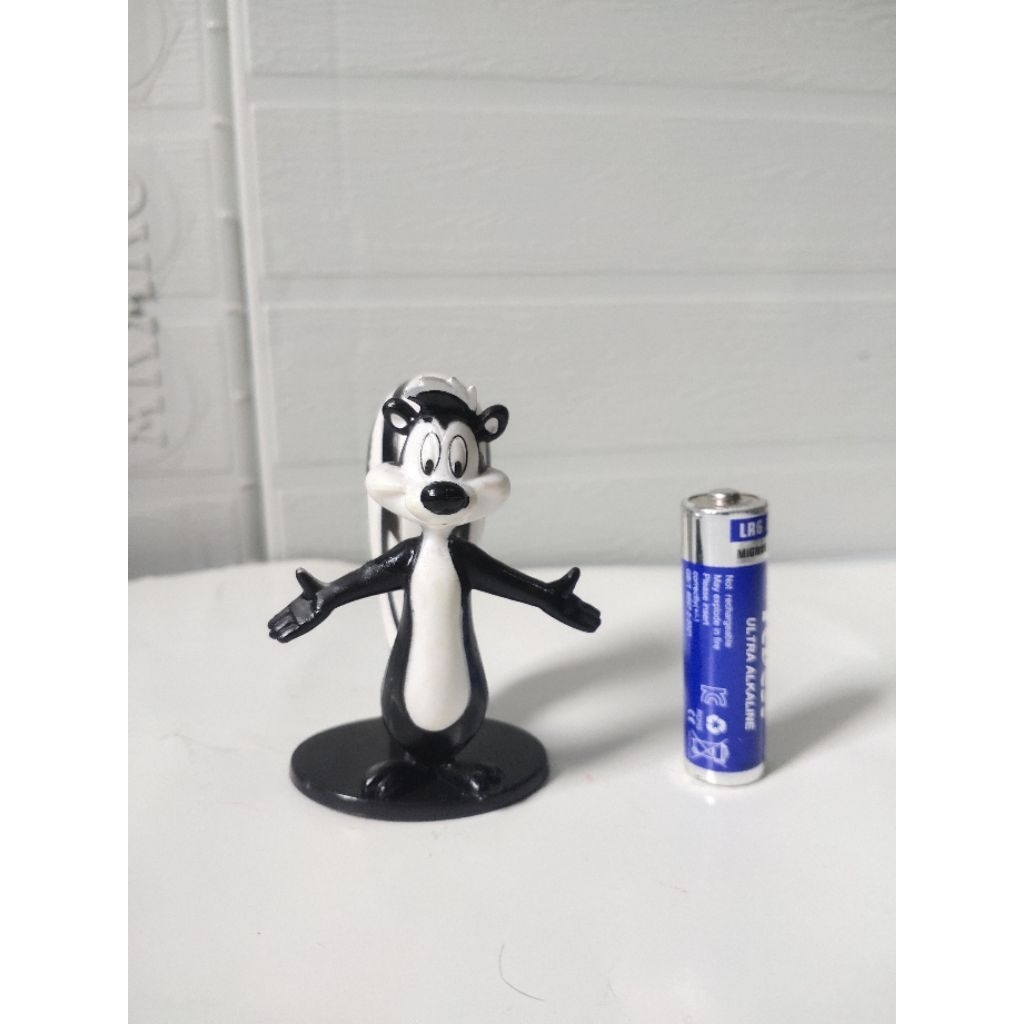 New Dijual murah mainan action figure Looney Tunes  pepe le pew Brand Warner Bros sesuai foto warung