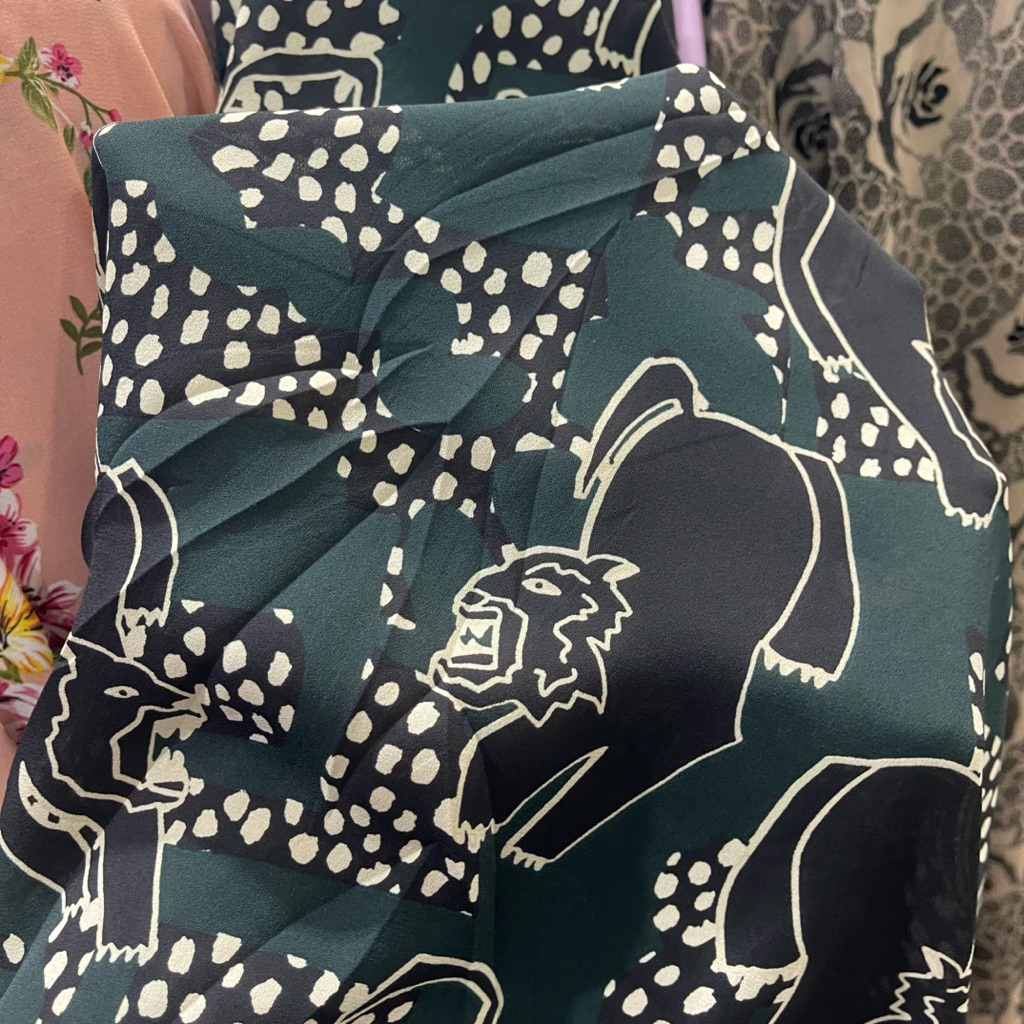 kain zara crepe motif animal premium - kain nasiji crepe - kain crepe deluxe - kain crepe motif pj