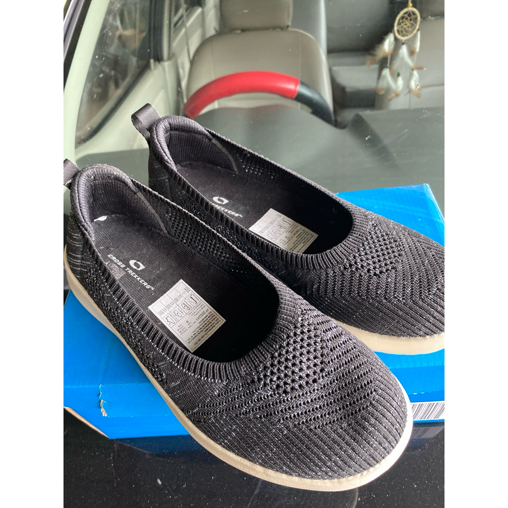 Preloved Payless Cross Trekkers Womens Allegra Flyknit Runner