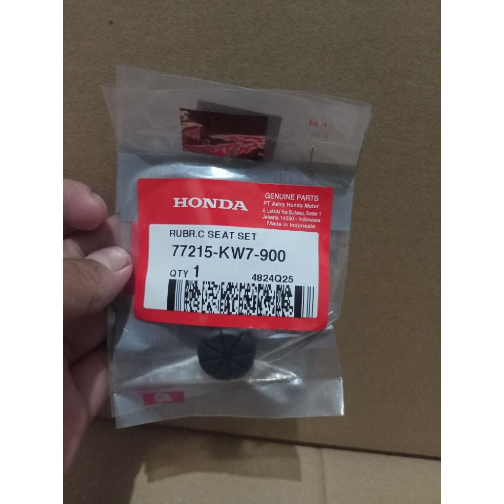 77215-KW7-900 Karet Ganjel Jok Sadel Motor Matic Manual. ORIGINAL AHM