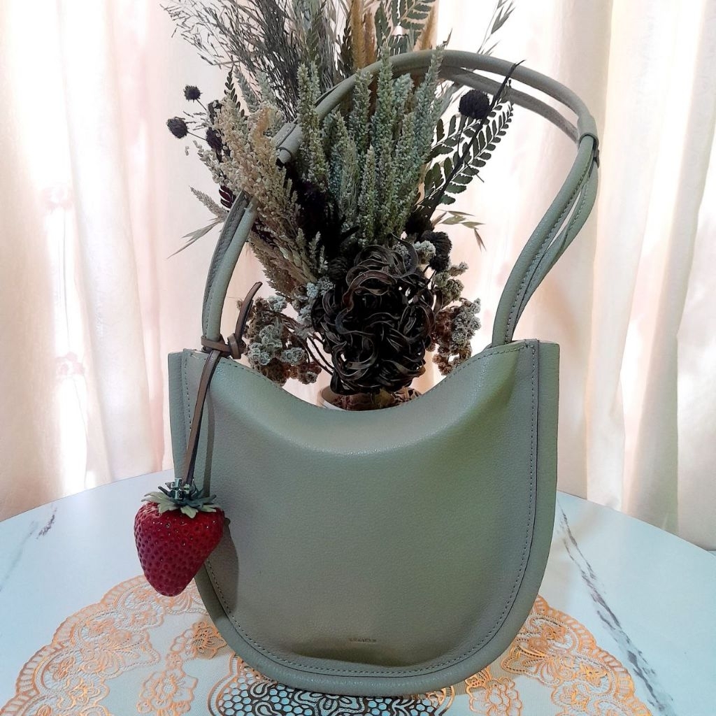 Tas Flat Hobo Sabit Half Moon LEMELS OATMEAL KOREA Kulit Asli With Bag Charm Strawberry Tory Burch