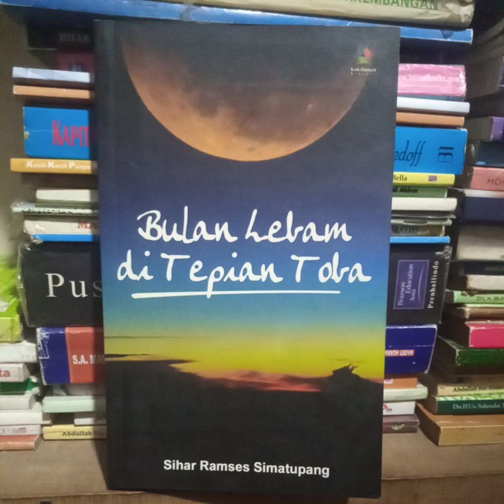 bulan lebam di tepian toba