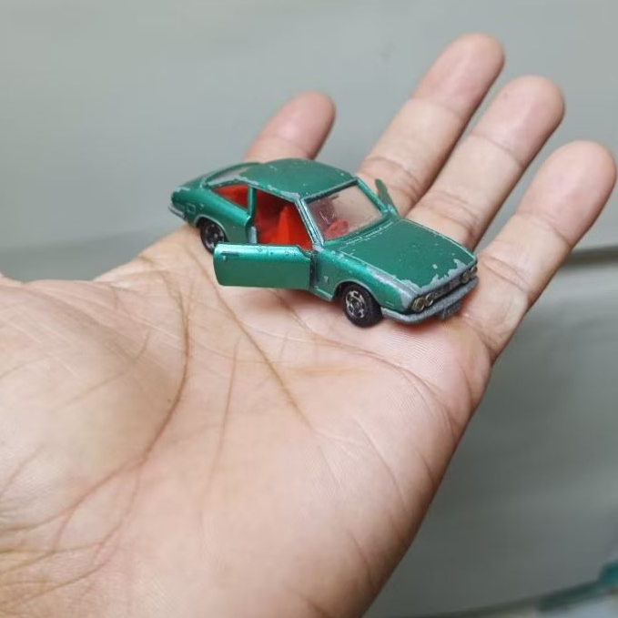 Tomica Japan No.10 Isuzu 117 Coupe, base besi - Loose, lecet, tidak mulus