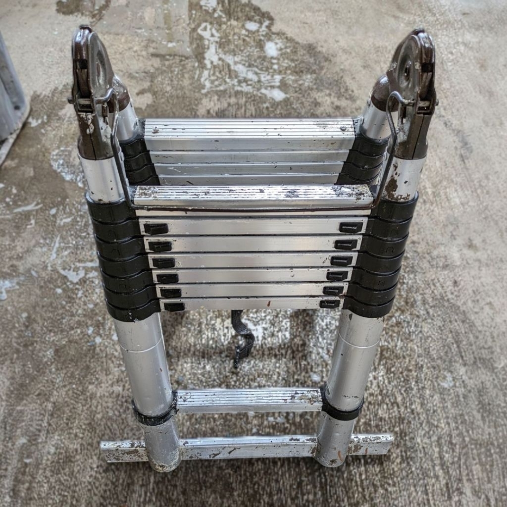 Tangga Lipat Teleskopik Aluminium 2.8 + 2.8 Meter (Total 5.6 M) – Bekas Pakai, Berat & Kokoh