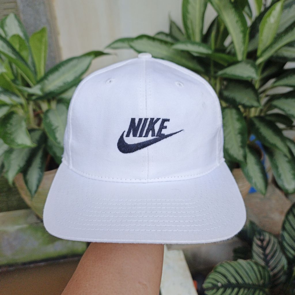 Vintage NIKE side logo snapback hat