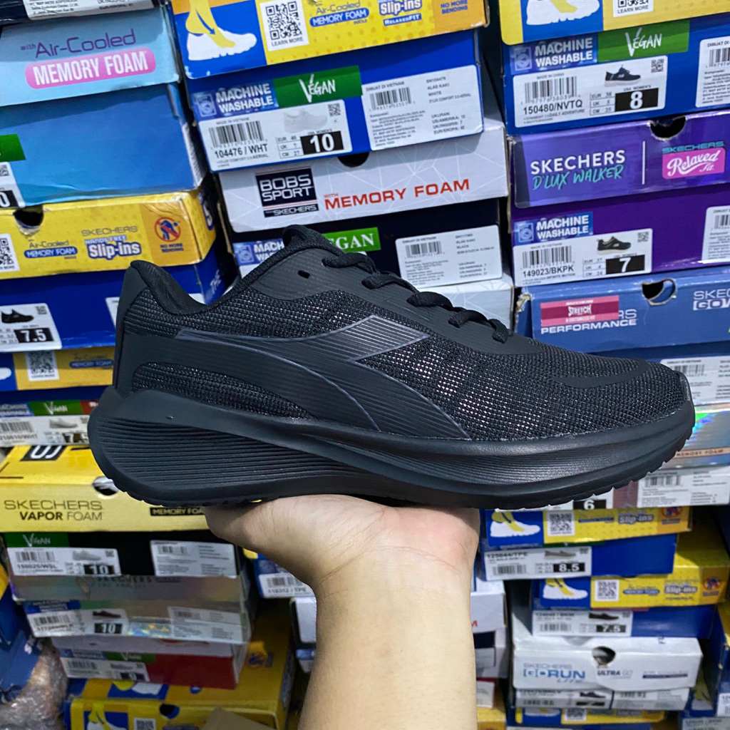 (size 45) SEPATU HITAM DIADORA NAKARA MONO BLACK
