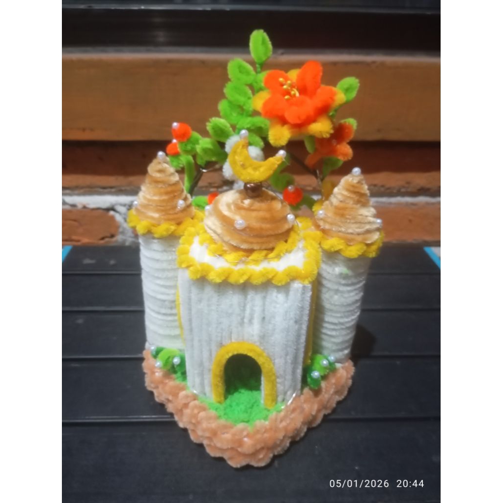 Miniatur masjid kawat bulu