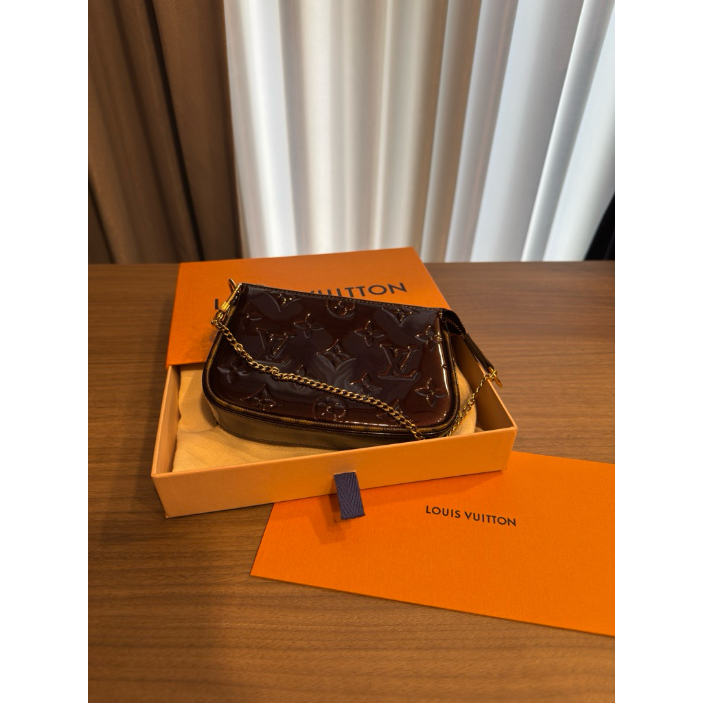 LV MINI POCHETTE VERNIS AMARANTE RED