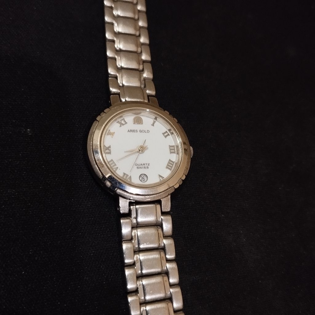 jam tangan kuarsa Swiss Aries Gold, dengan lapis emas 23K