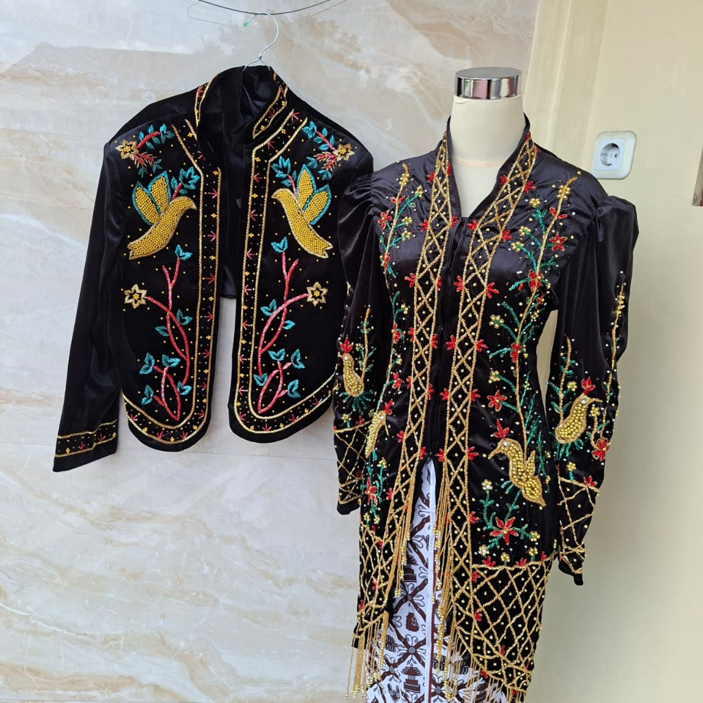 *Sepasang Baju Bludru Pengantin Payet Merak WARNA (NV)