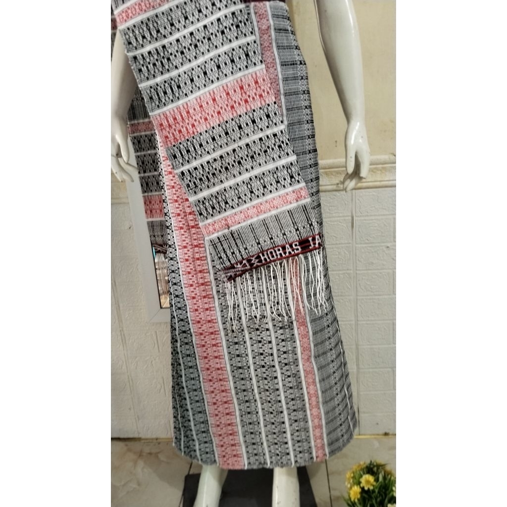 songket tenunan batak motif pucca tarutung warna dasar putih beras, cocok untuk acara adat Batak dan