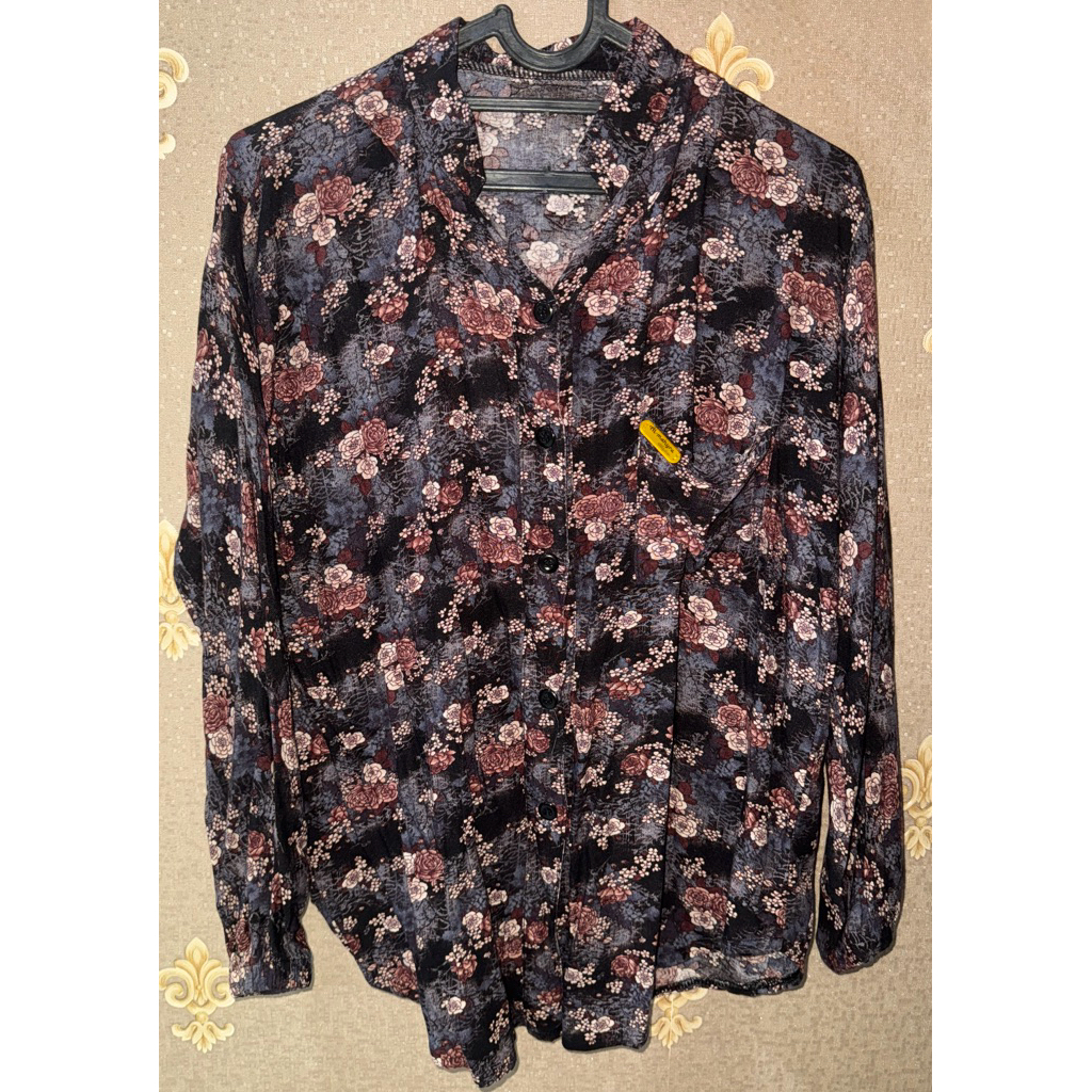 Kemeja Motif Bunga-Bunga Wanita
