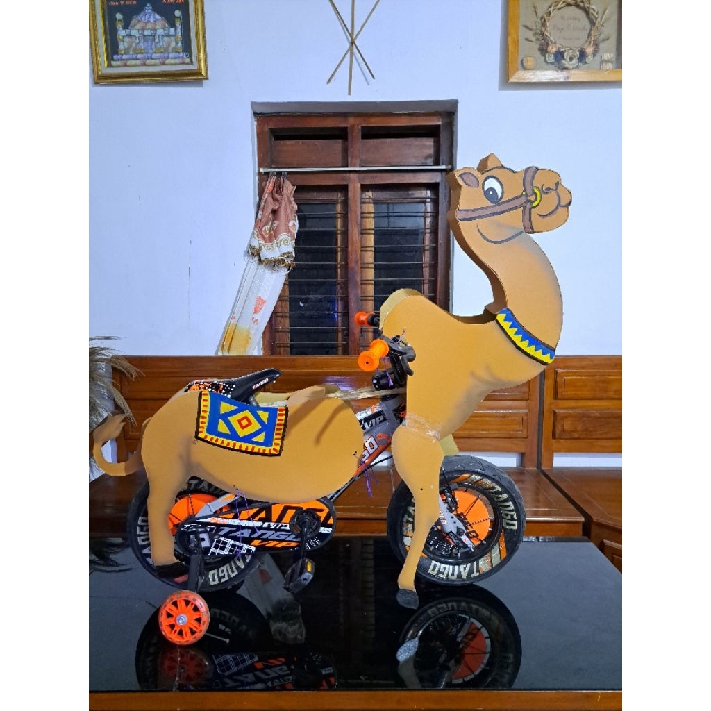 Sepeda hias pawai karnaval  karakter unta arabian