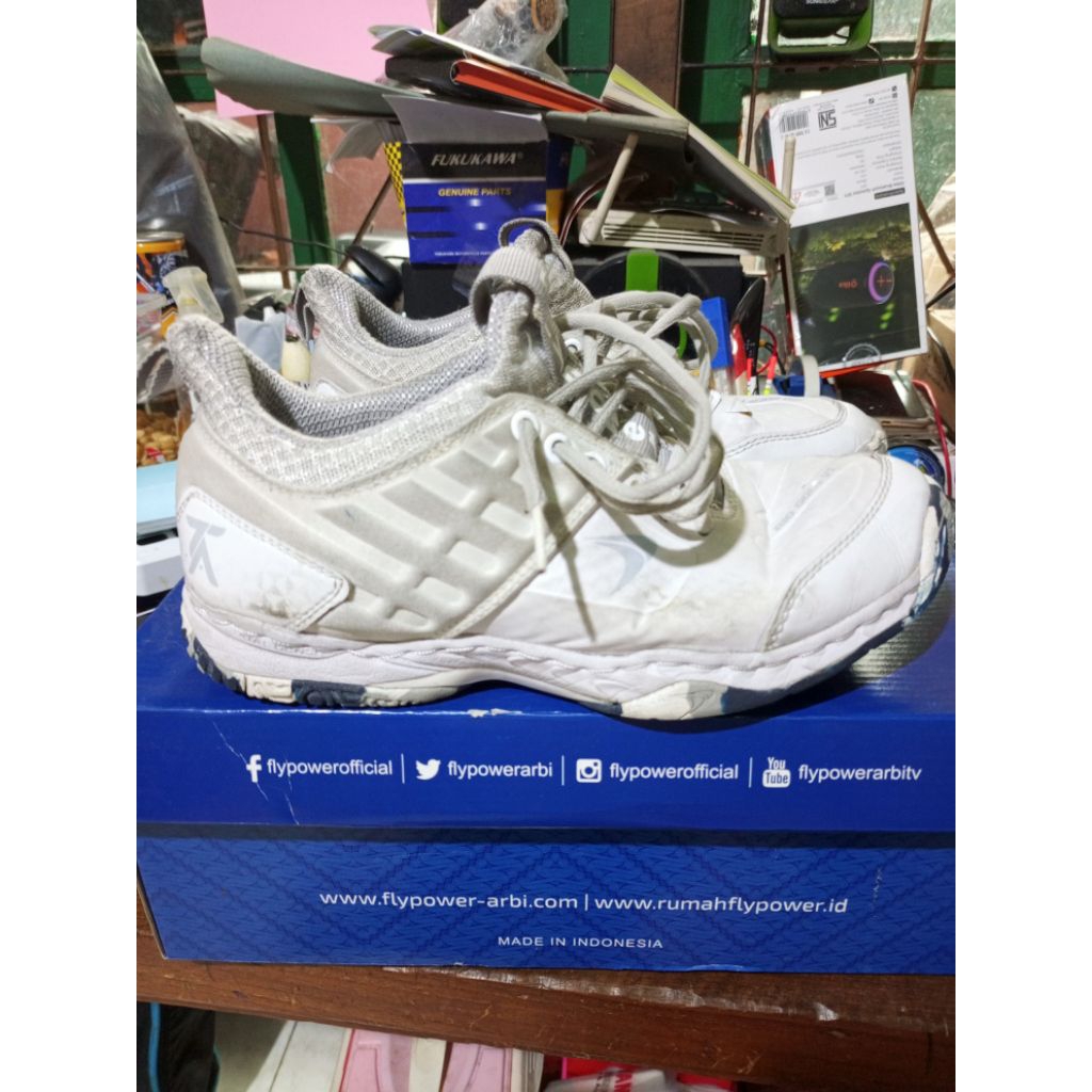 sepatu badminton flypower rio gold v1