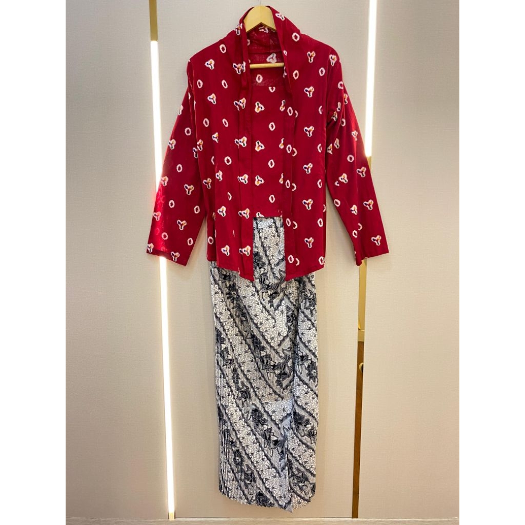 KEBAYA ONE SET | kebaya atasan dan bawahan warna merah dan kebaya rok putih