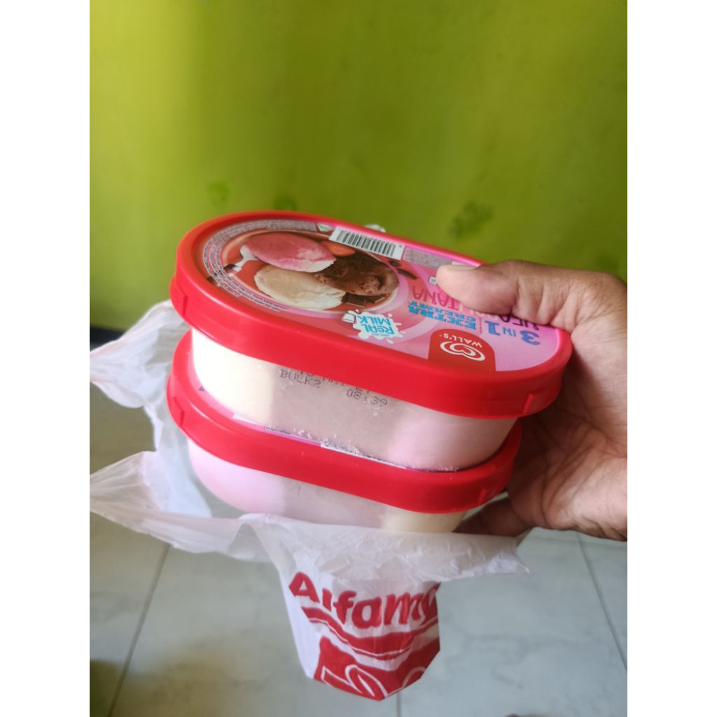 Wadah es krim bekas