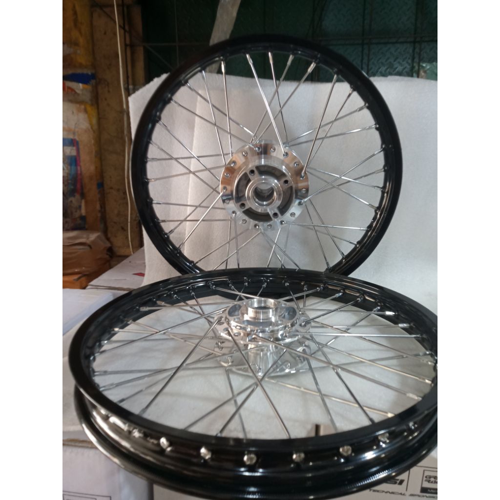 sepasang velg vrossi buat motor Honda Supra x 125 double dish sudah di rakit / di stel tinggal pasan