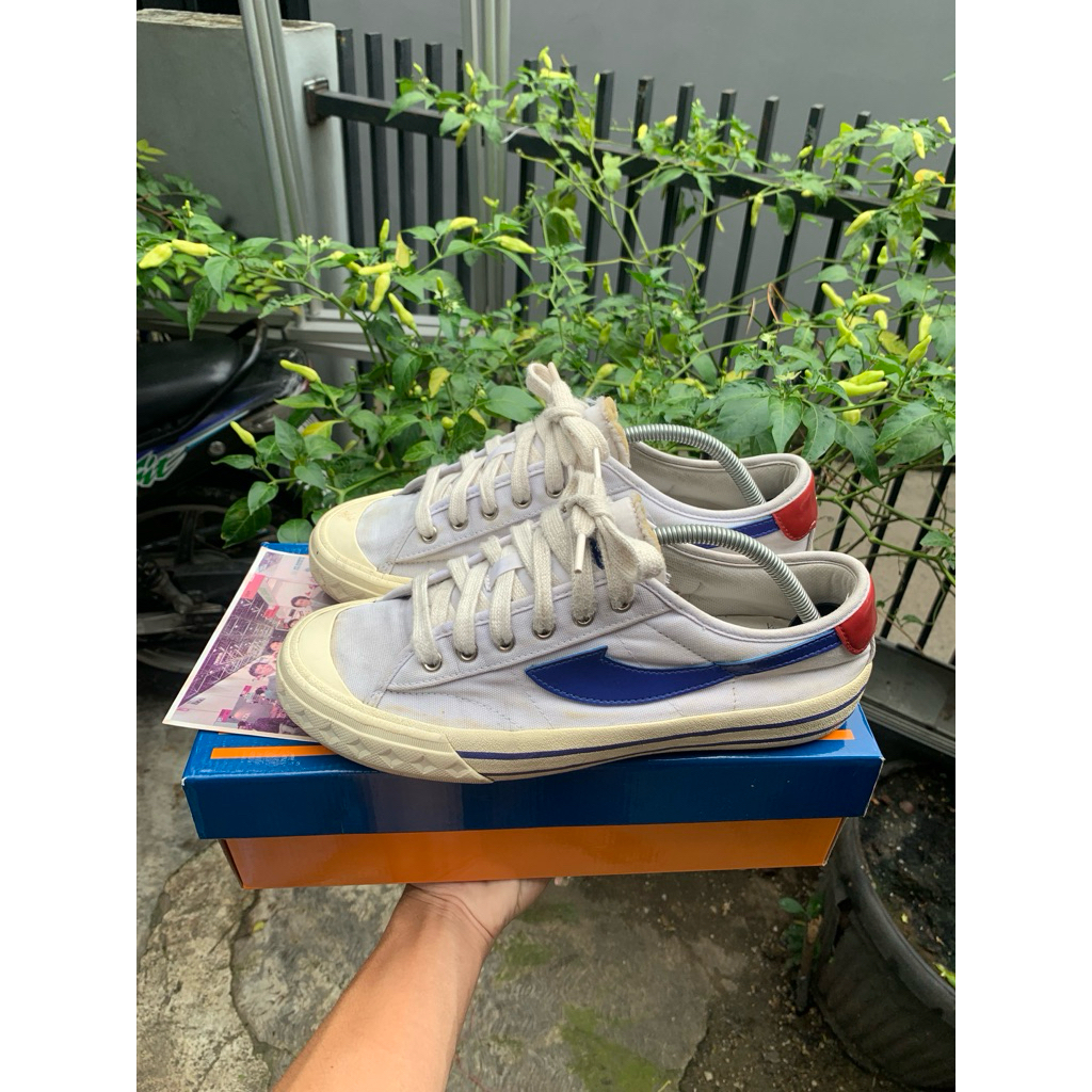 compas retro white blue