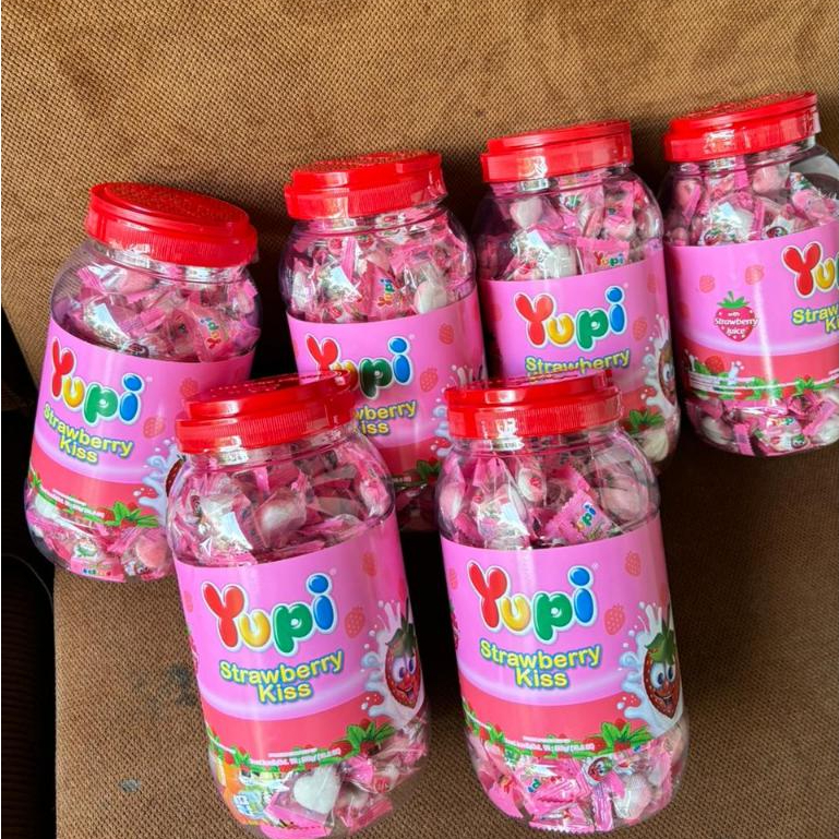 Permen Yupi Love Toples 1 Dus Isi 6 Toples - Permen Yupi Love Toples Rasa Strawberry