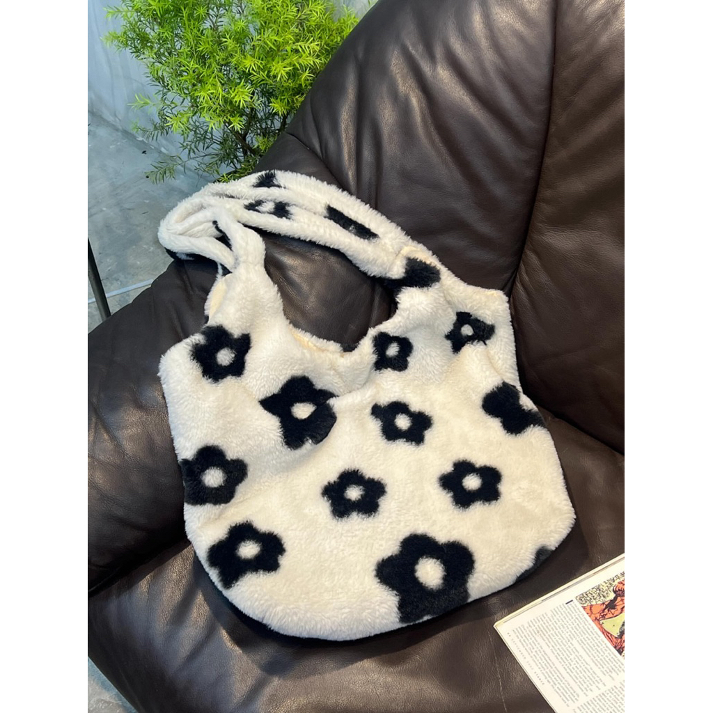 Daisy black flower totebag fluffy faux fur cute bag japan korean tas lucu