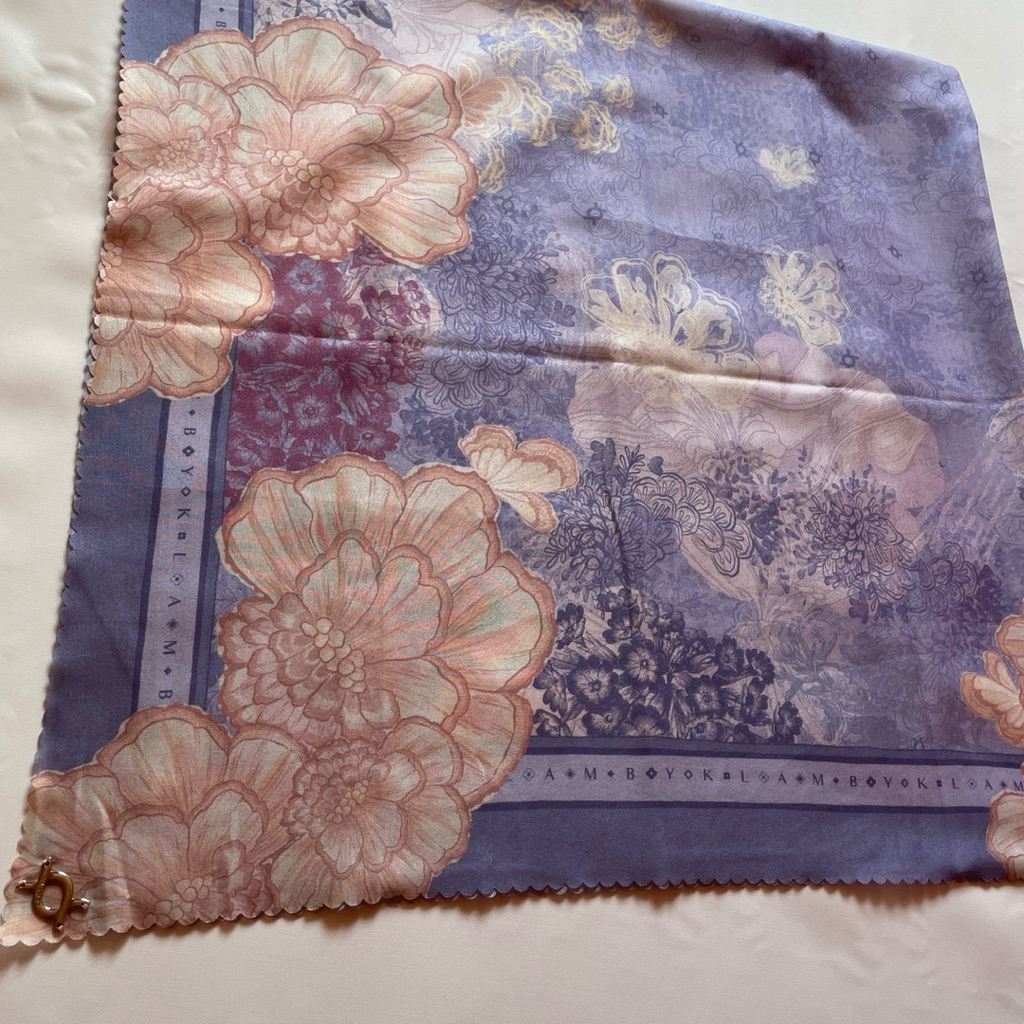 scarf wearing klamby Lariangi preloved